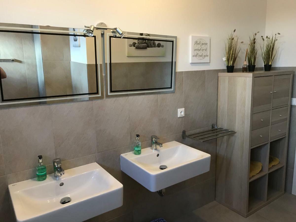 Kmheim, Cozy 103M2 Apartment, With 3 Bedroom And Covered Free Parking Place, Close To City Center Graz Exteriör bild